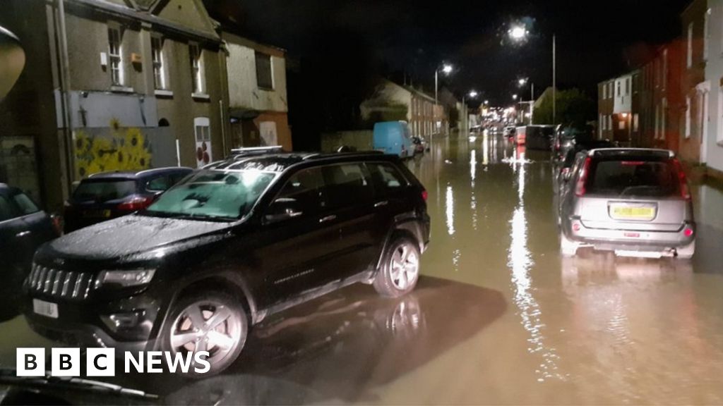 'Widespread flooding' causes several roads in Beds and Bucks to be