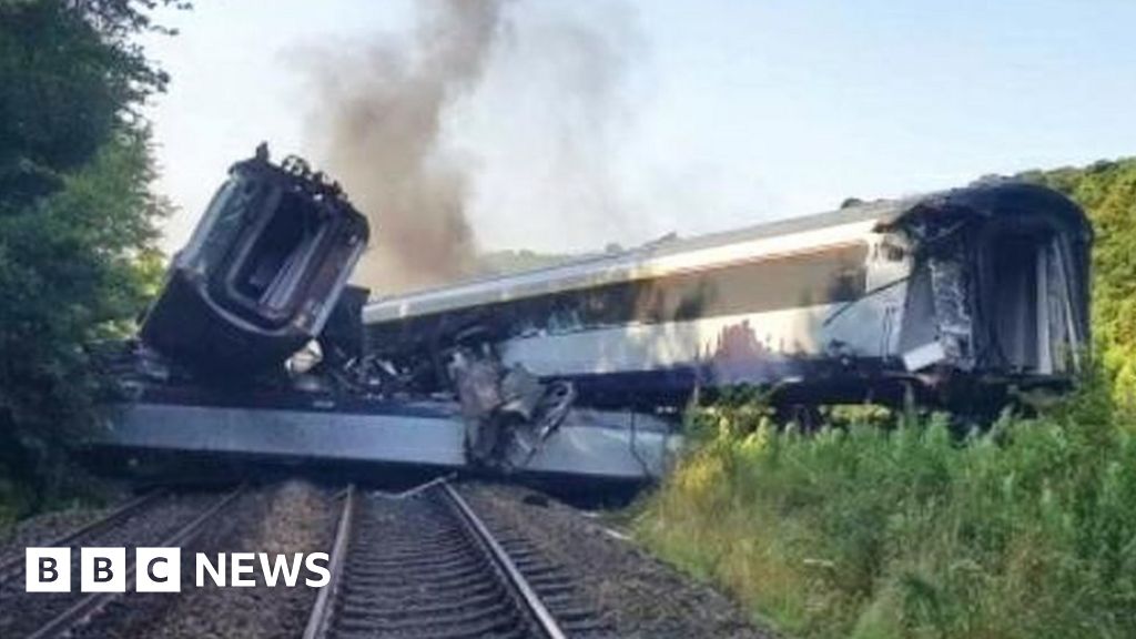 Three dead after passenger train derails near Stonehaven