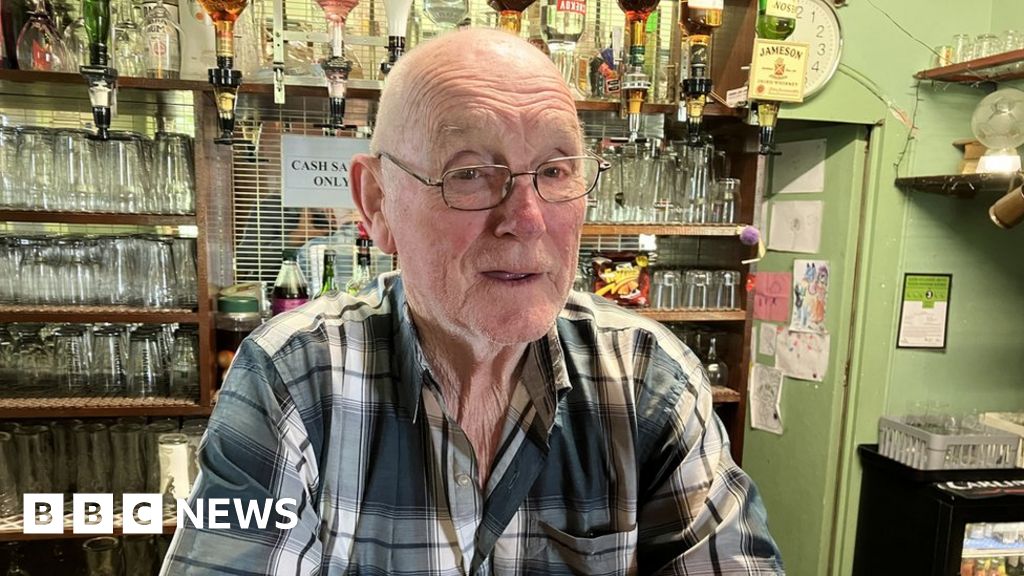 Powys: Man spends 60 years pulling pints behind same bar