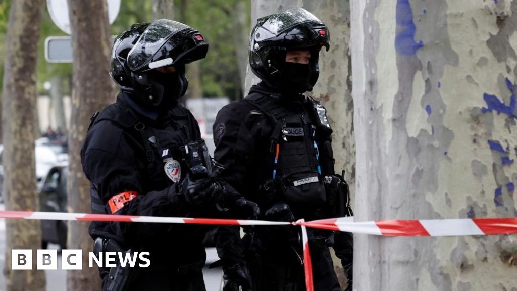 Въоръжена полиция е разположени в центъра на Париж след съобщения
