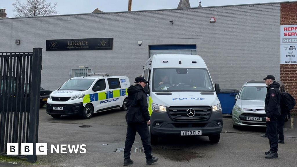 Dochodzenie w sprawie dyrektorów zakładów pogrzebowych w Hull: dwóch zwolnionych za kaucją po odnalezieniu prochów