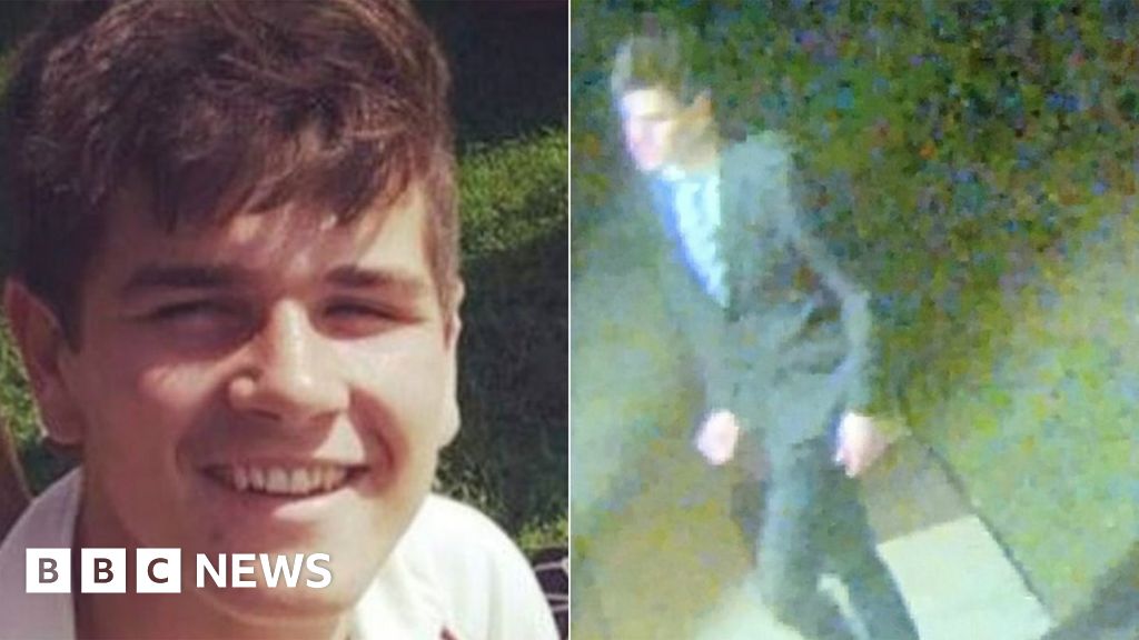 New CCTV image of missing student Duncan Sim - BBC News