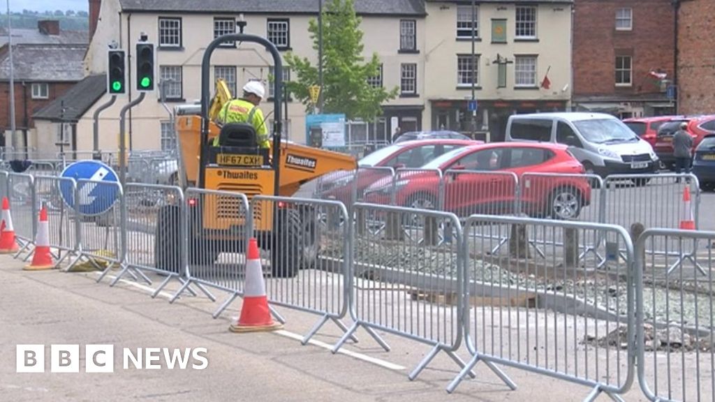 Welshpool roadwork noise keeps residents awake BBC News