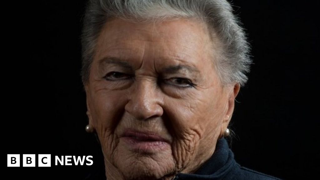 Muere Margot Duhalde, la primera mujer piloto de guerra de Chile