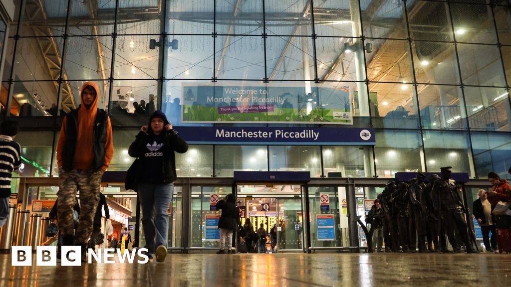 Boy, 13, stabbed at Manchester Piccadilly railway station | Manchester News Boy, 13, stabbed at Manchester Piccadilly railway station | Manchester News