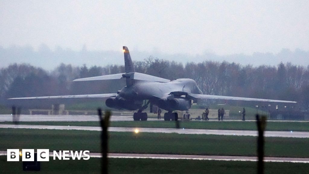 Enorme bombardero estadounidense aterriza en base aérea del Reino Unido
