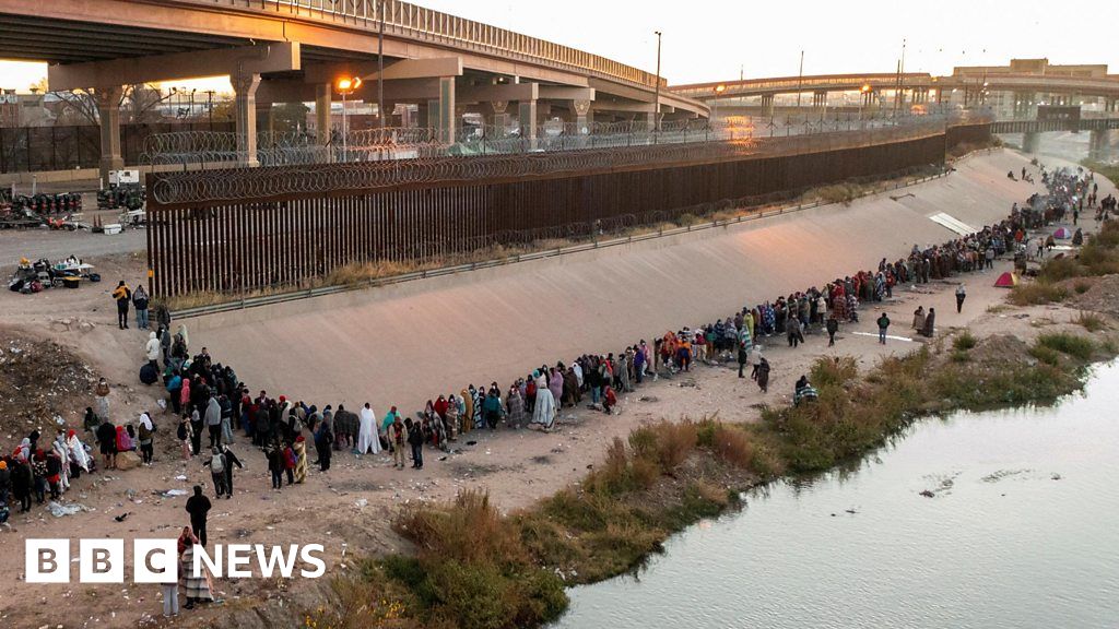 US-Mexico border: Long queue of migrants seen near El Paso