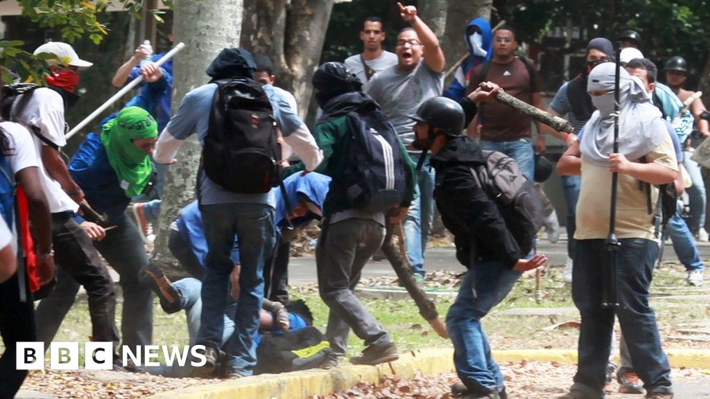 Venezuela crisis: The 'colectivo' groups supporting Maduro