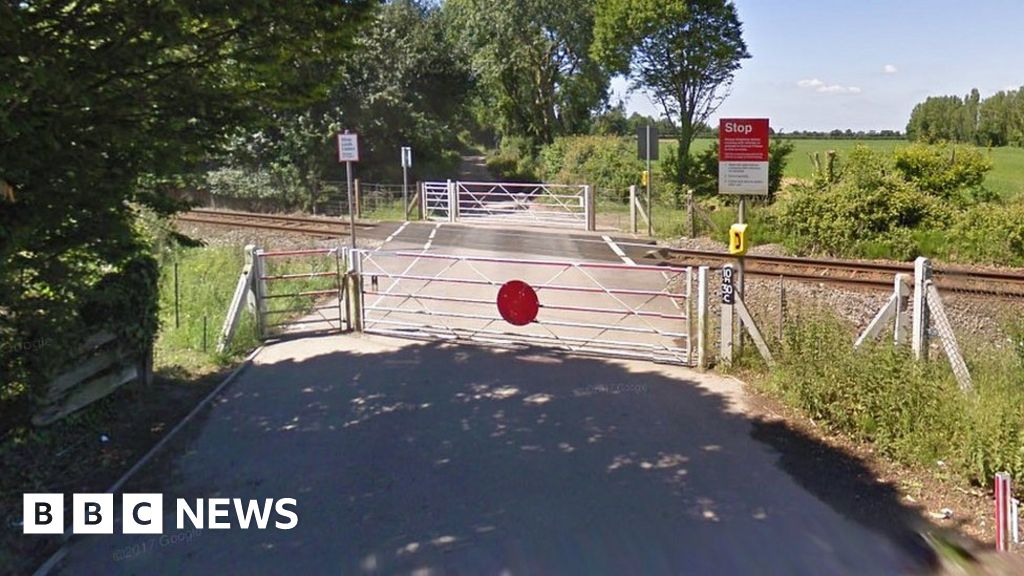 Coltishall level crossing nearmiss between cars and train investigated