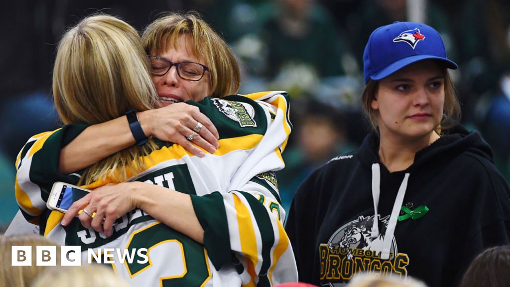 15 die when truck collides with hockey team's bus in Canada – The Denver  Post