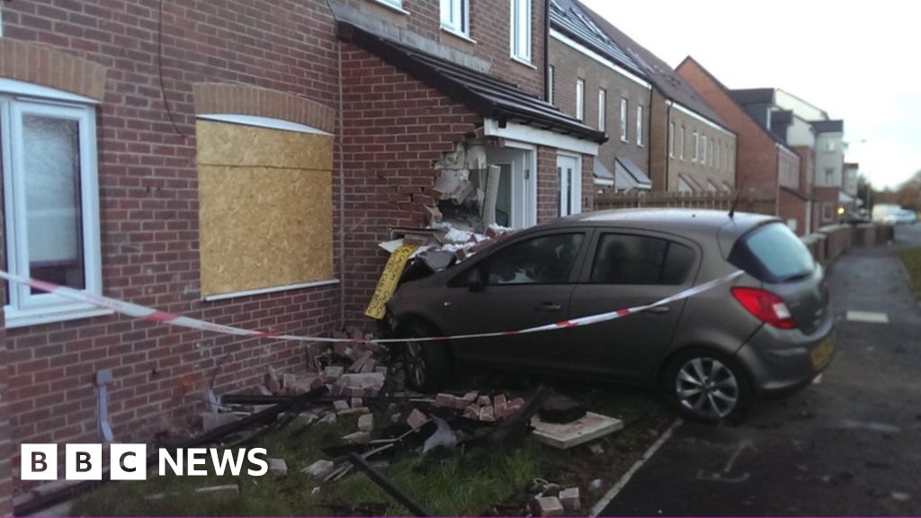 Car crashes into garden wall and house in Ashington BBC News