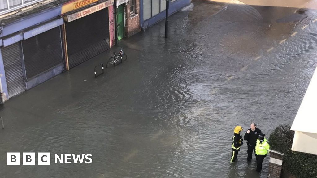 Stoke Newington flooded by water main burst BBC News