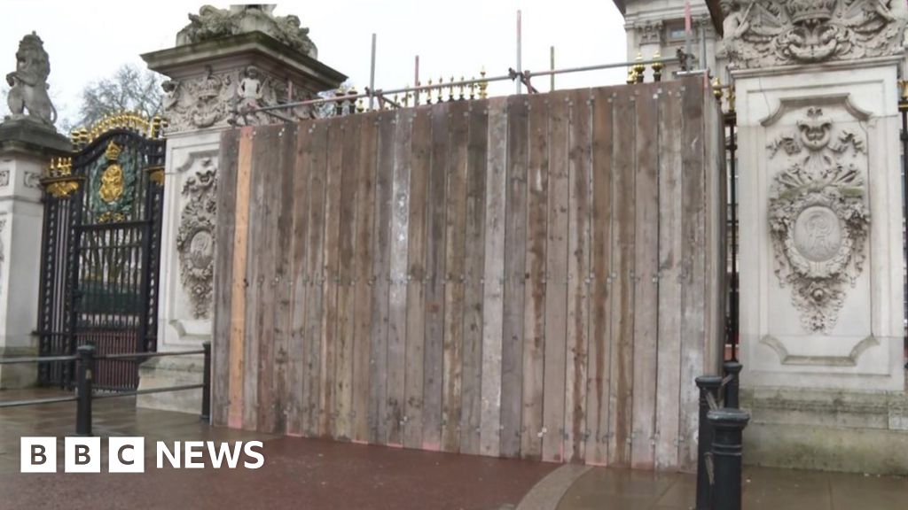 Man Arrested After Car Crashes Into Buckingham Palace Gates in Central London