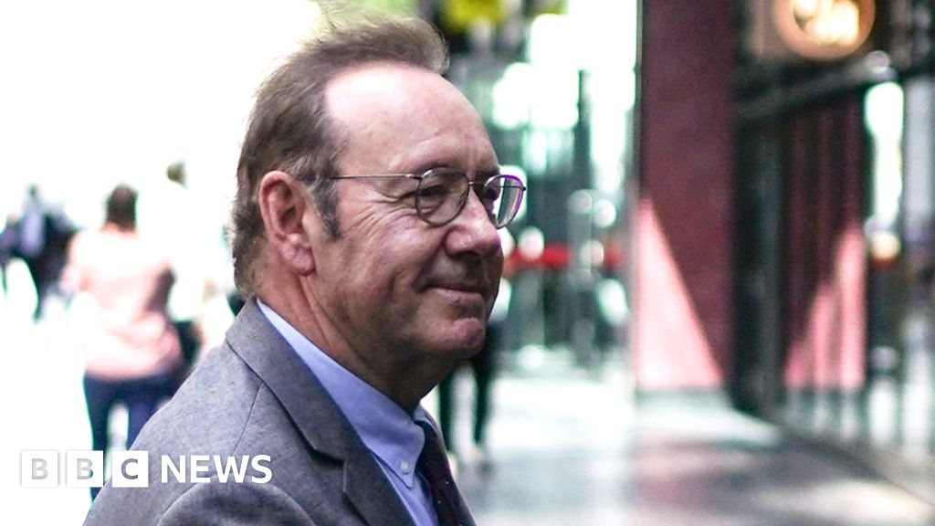 Sir Elton John gives evidence in Kevin Spacey trial - BBC News