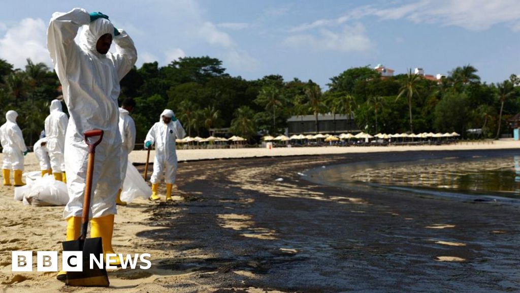 Сингапурските власти са опитвайки се да почисти голям петролен разлив