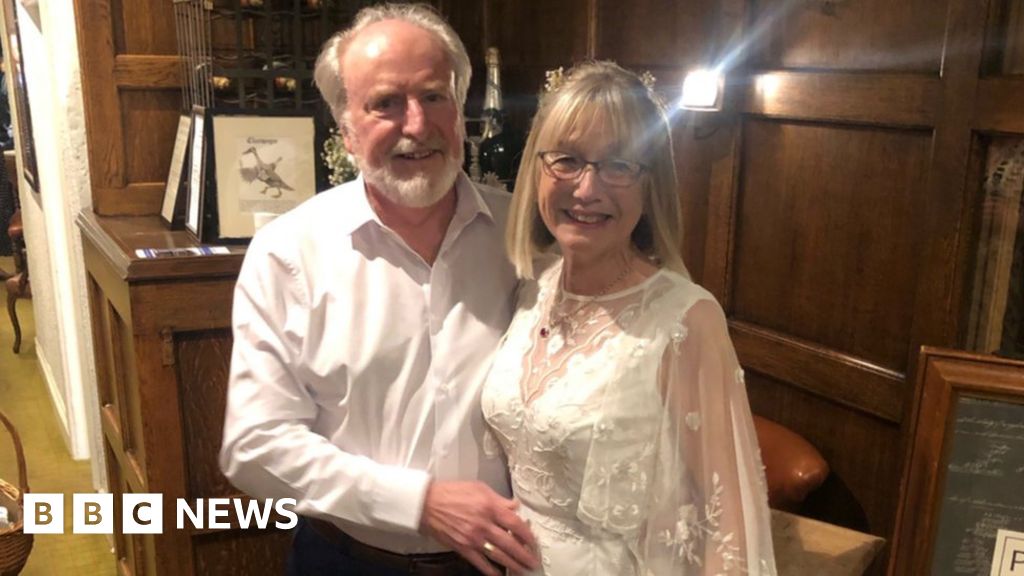 Covid: Aussie-UK couple marry in Buckinghamshire after 20 months apart