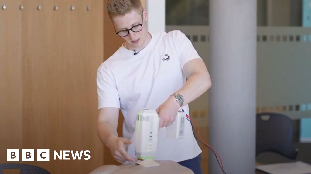 Student designs device that stops blood loss from stab wounds - BBC News