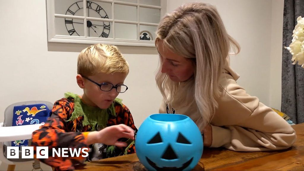 Halloween Mum spreads the word on blue buckets for autism(02)