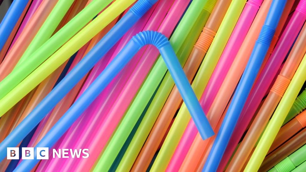 Why plastic straws could disappear from a pub near you BBC News