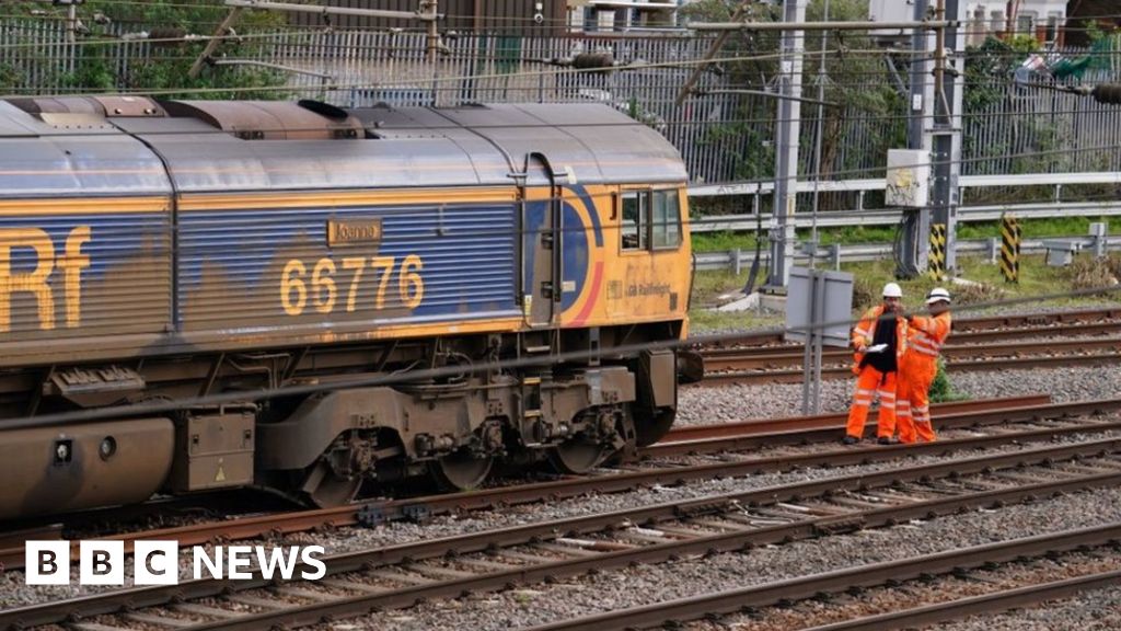 Train delays between London and Reading after derailment
