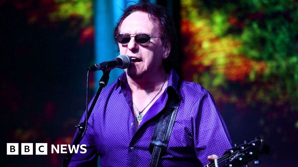 Denny Laine, Wings and Moody Blues musician, dies age 79 - BBC News