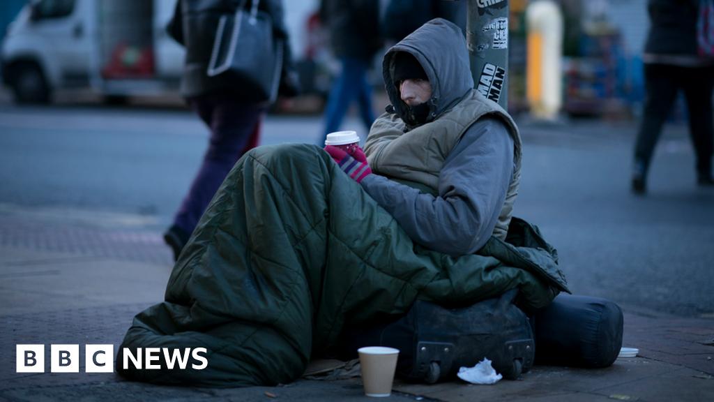 Cold weather in Dorset triggers help for rough sleepers - BBC News