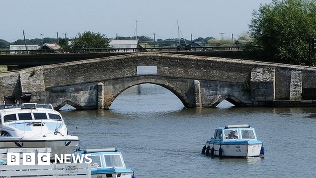 Potter Heigham Work to repair historic Broads bridge begins BBC News