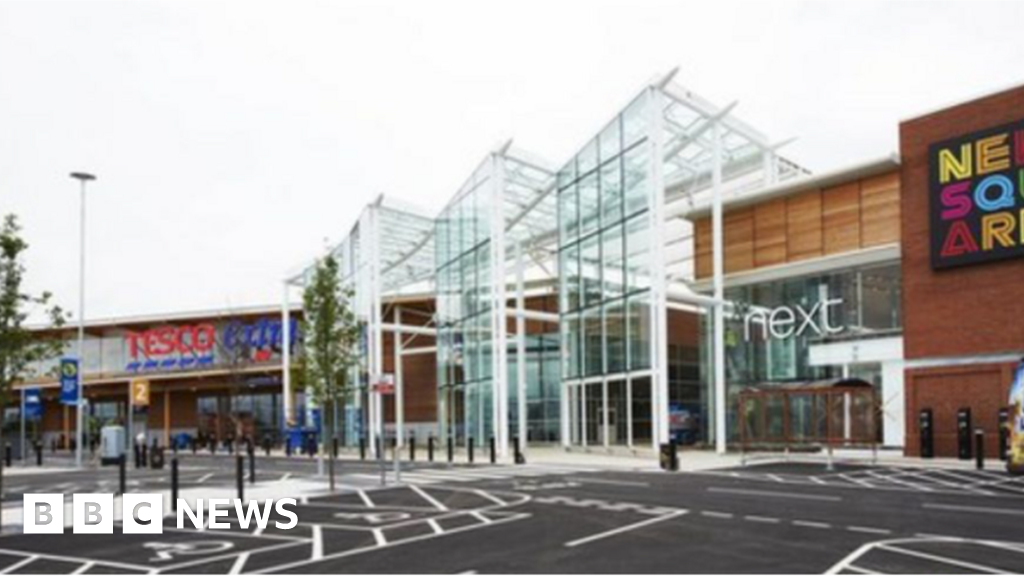 Police officers stabbed at West Bromwich shopping centre - BBC News