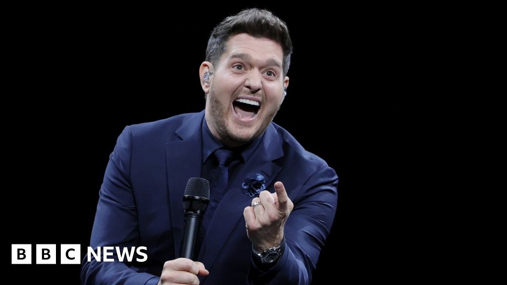 Michael Buble fans angry at missing gig due to traffic chaos - BBC