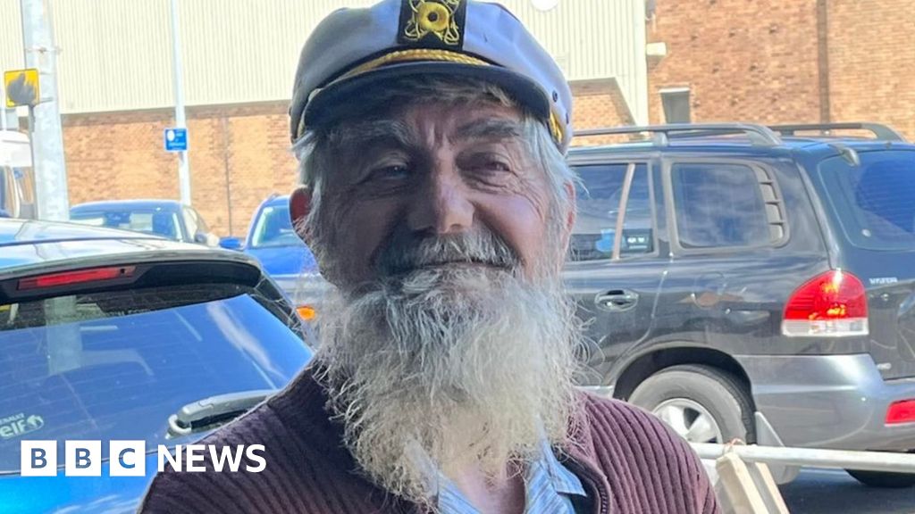 Ex-Grimsby trawlerman sells 400 model boats for £20,000 - BBC News