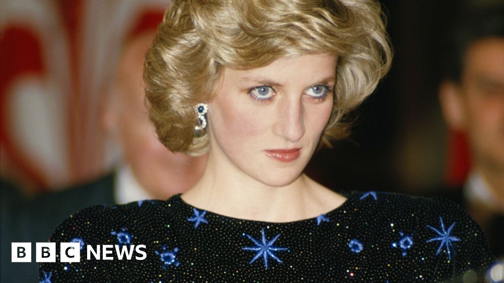 Princess Diana dress sells for record £900,000 at auction