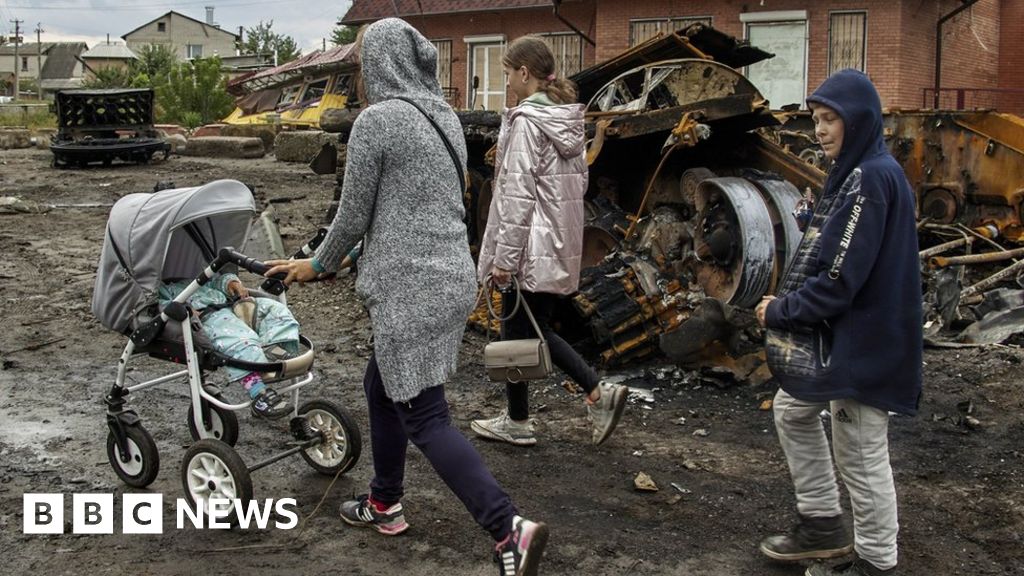 Ukraine war: Mass grave found in liberated Izyum city – officials