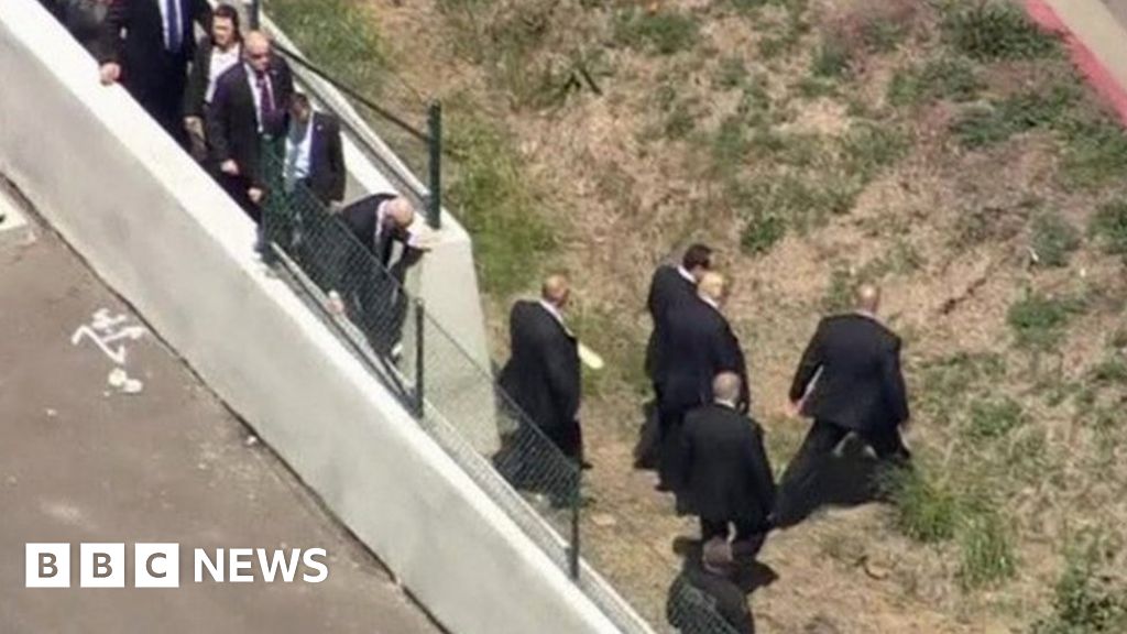 Donald Trump Jumps Highway Barrier At Rally To Avoid Protesters - BBC News