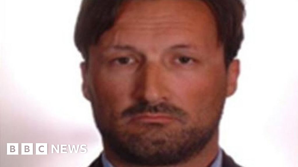 'MI6 conman' Mark Acklom extradited to UK