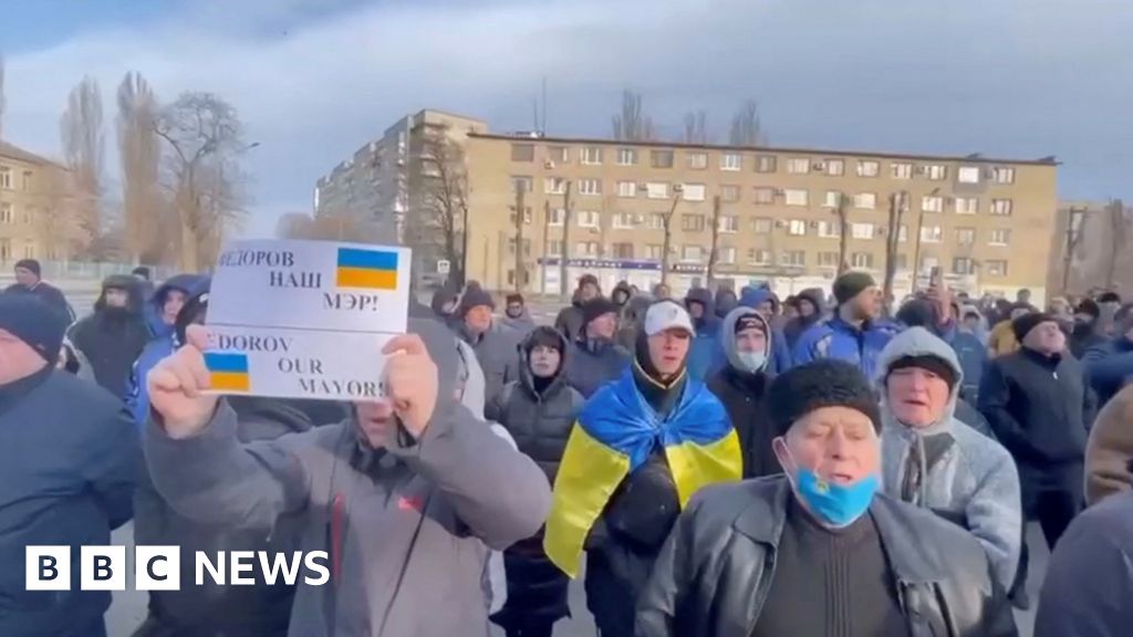 Protests after Russians 'abduct' Ukraine mayor - BBC News