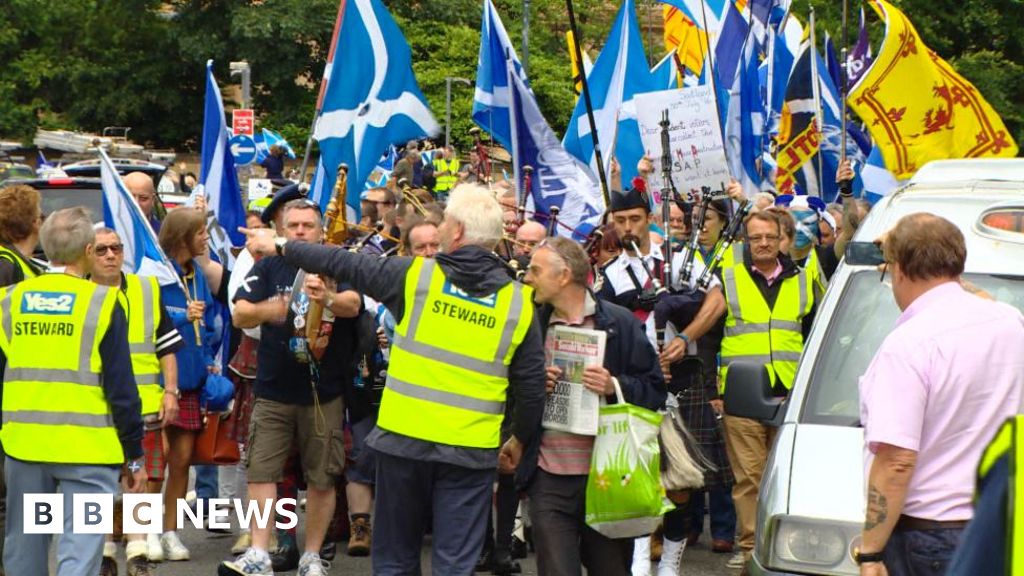 Independence campaigners march in Glasgow - BBC News