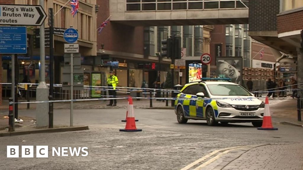 Gloucester stabbing: Two arrested after men injured - BBC News