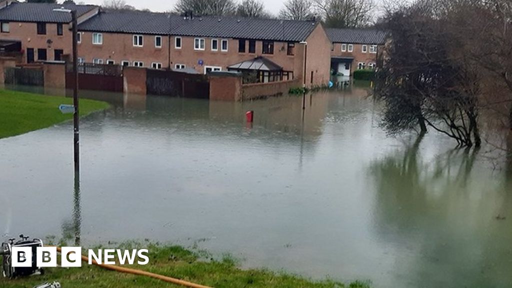 Milton Keynes flooding: Home repairs to take 12 weeks - BBC News