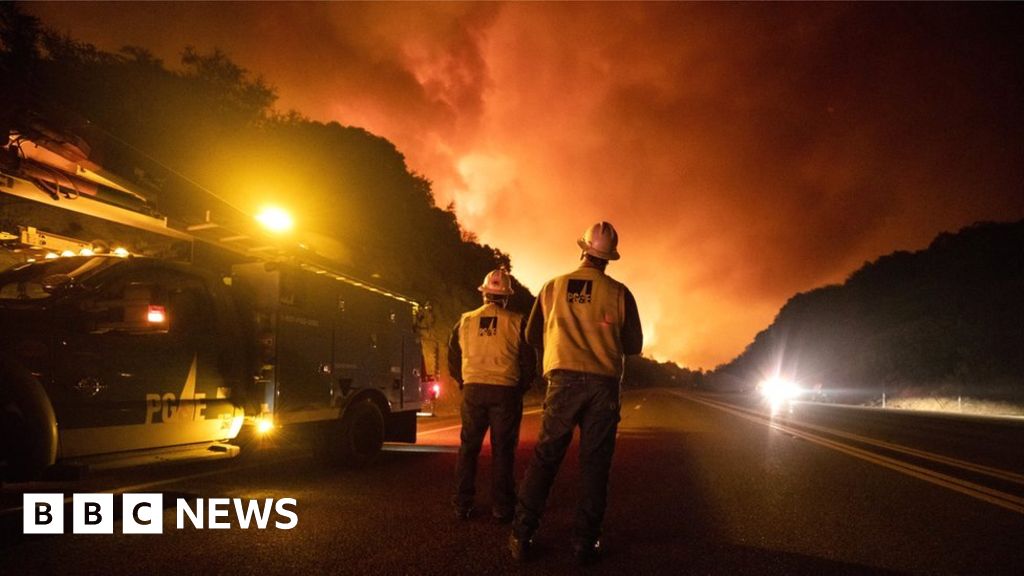 California Wildfires: Hikers Rescued As Blazes Rage - BBC News