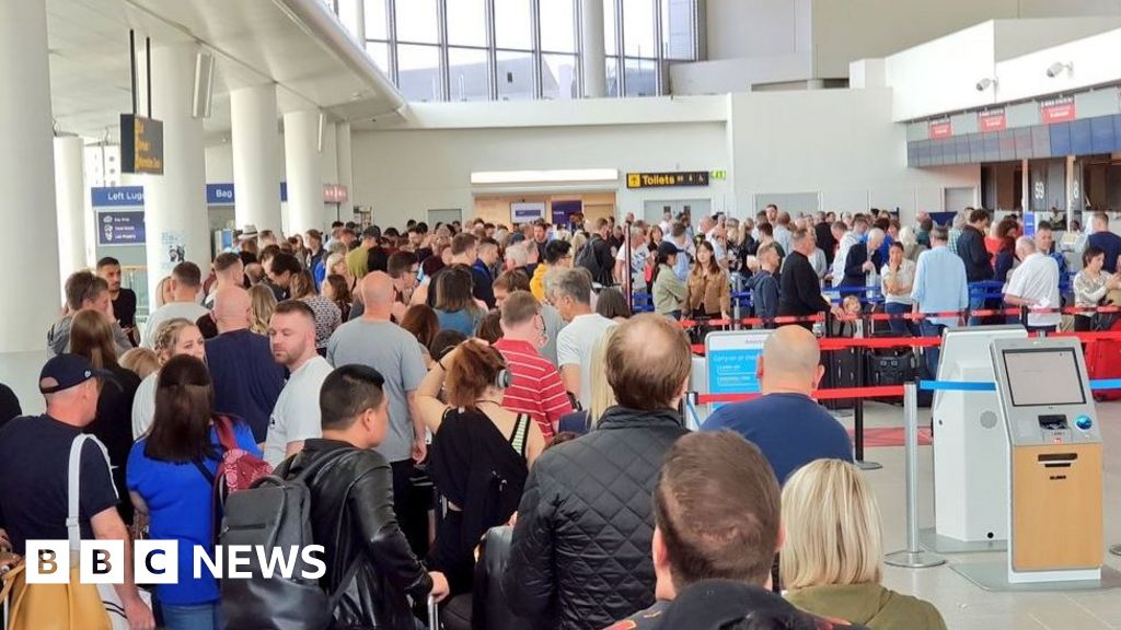 Manchester Airport It Failure Causes Check In Delays Bbc News