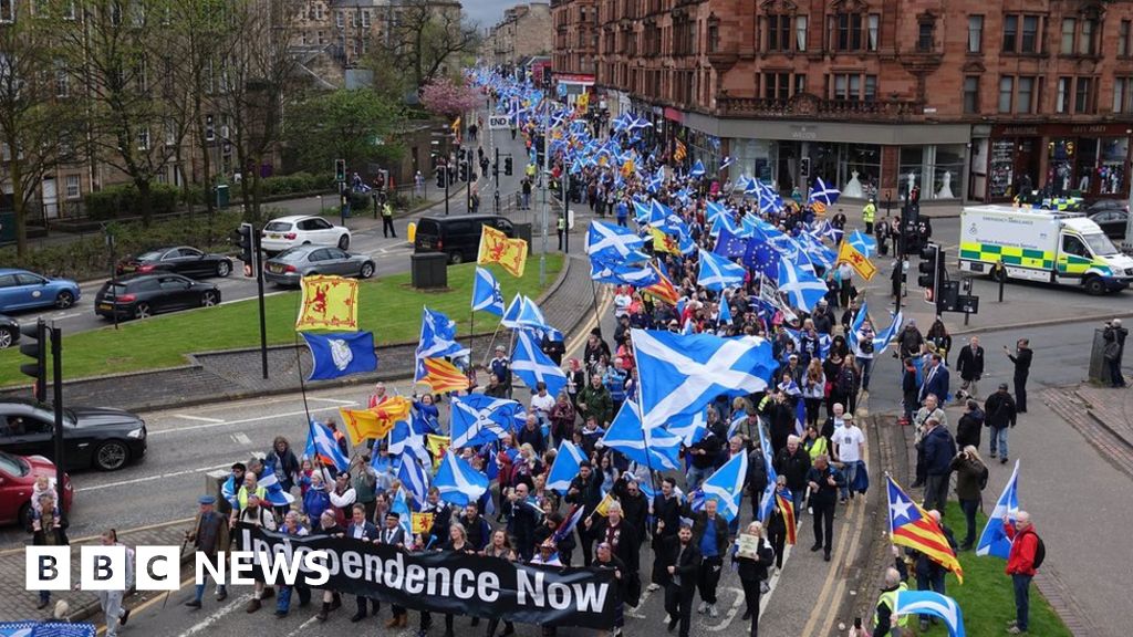 Tens of thousands march for Scottish independence BBC News