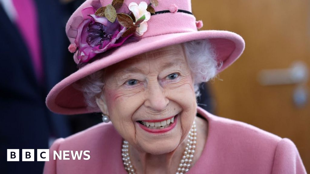 Queen flies to Sandringham for long-planned break