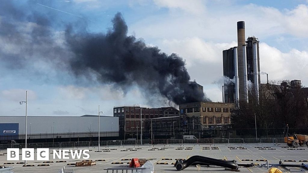 Two rescued from roof of blazing oil refinery in Erith BBC News
