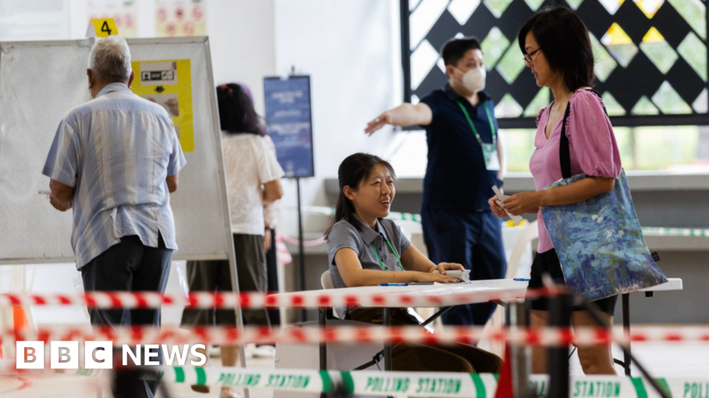 Сингапурци се отправиха към урните, за да гласуват на първите