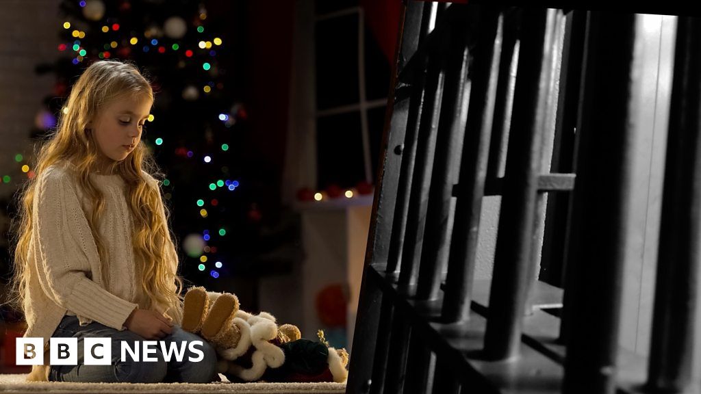 Charity helps prisoners send Christmas gifts to their children BBC News