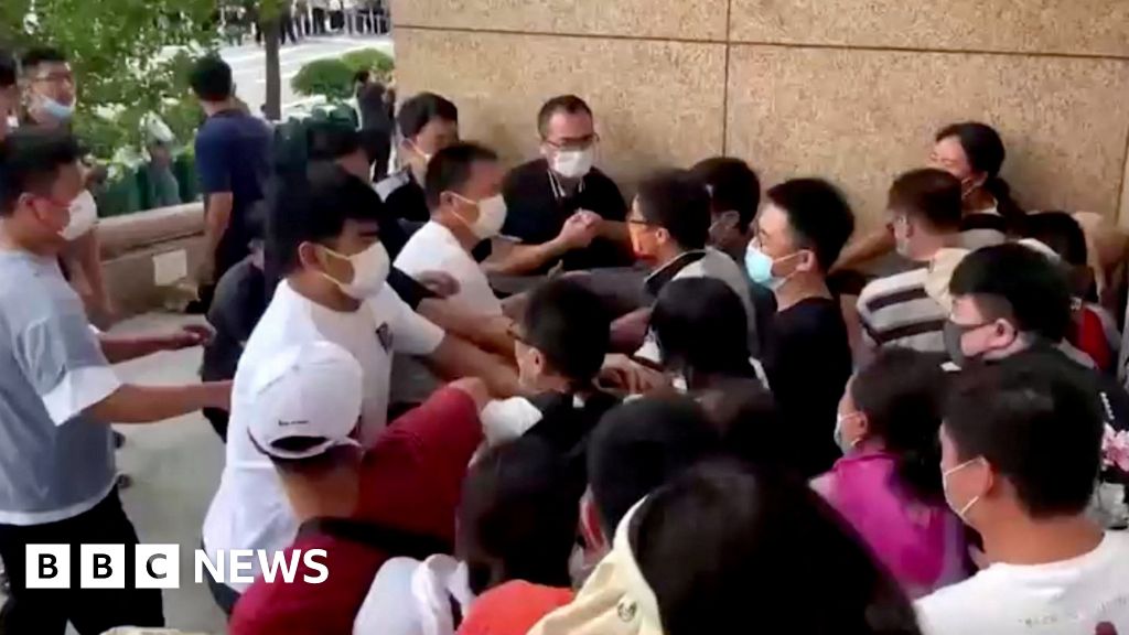 Henan: Violent clashes after hundreds show up for China bank protest