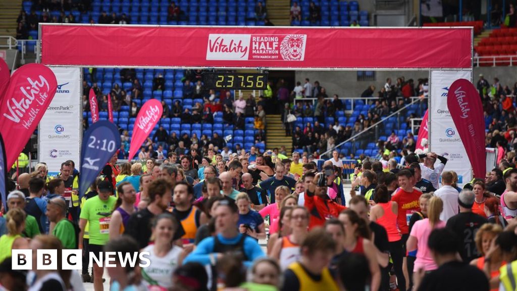 Reading half marathon attracts more than 10,000 runners BBC News