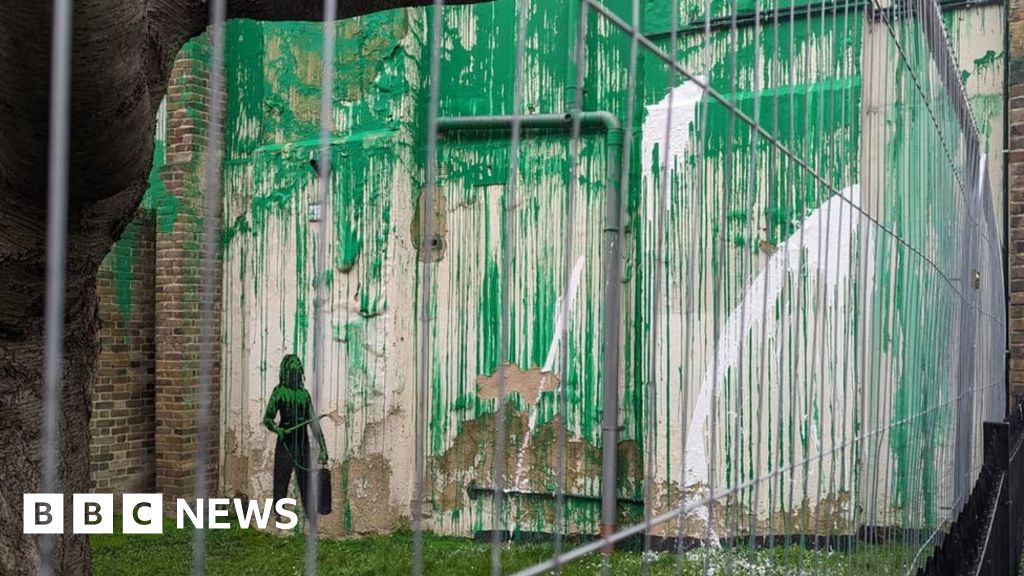 A arte da árvore urbana de Banksy é desfigurada com tinta branca