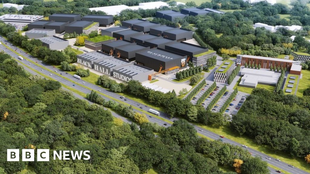 The Hollywood studio is planning the construction of a movie complex in reading