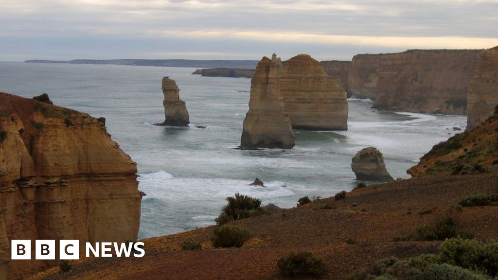 Australian father and son lifesavers drown in tourist rescue bid - BBC News